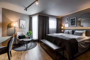 斯德哥尔摩斯堪迪克公园酒店的卧室配有1张床、1张桌子和1把椅子