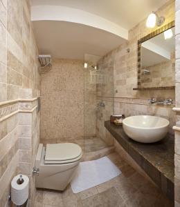 贝拉姆卡尔Assos Behram Special Class Hotel Adults Only的一间带卫生间和水槽的浴室