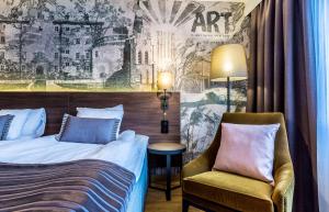 厄勒布鲁斯堪迪克大酒店的配有一张床和一把椅子的酒店客房