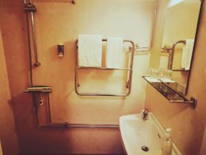 Bjästa纳特雷汽车旅馆的浴室配有盥洗盆、镜子和毛巾