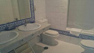 EscalonaCasa Rural Placida的浴室配有盥洗盆、卫生间和浴缸。