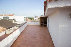 EscalonaCasa Rural Placida的建筑的阳台,有砖砌的走道