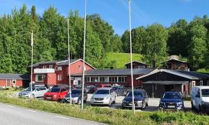 SaxnäsKultsjögården-Saxnäs-Marsfjällen 9的停车场,停车场停在大楼前