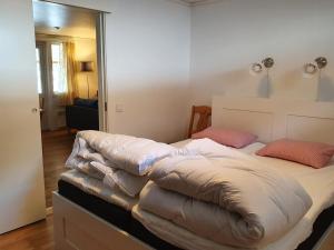 SaxnäsKultsjögården-Saxnäs-Marsfjällen 9的卧室内的一张带枕头的大床