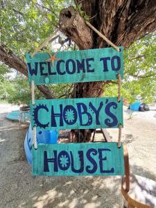 奥尔沃克斯岛Choby's House Holbox的表示欢迎客人入住 ⁇ 房子的标志