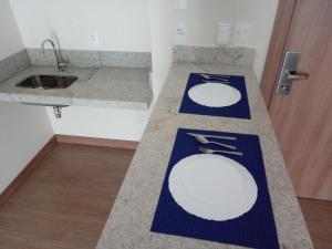 佩德拉阿祖尔Flat em Pedra Azul的柜台上带两个白板的浴室