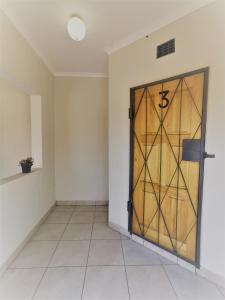 马翁Maun Luxury Oasis的一间房间,门上有一扇五号门