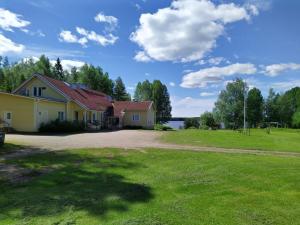 PuolankaB&B Aittoranta的湖前有大院子的房子