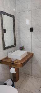 乌鲁比西Chales Manaca da Serra的浴室设有白色水槽和镜子