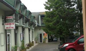 布雷兹诺斯洛文尼亚滨海餐厅旅馆的街道边有标志的建筑物