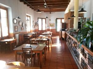 Hostería Restaurante del Puerto餐厅或其他用餐的地方