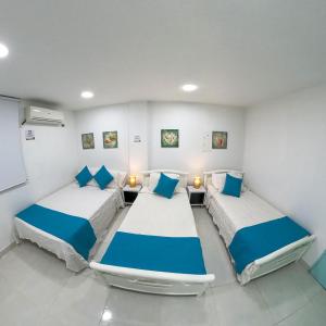 圣安德烈斯Apartamentos Aury的蓝色和白色的客房内的两张床