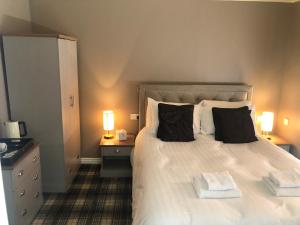 古罗克大三角帆酒店的卧室配有一张带两个枕头的大白色床