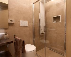 帕尔马Parma Centro House的带淋浴、卫生间和盥洗盆的浴室
