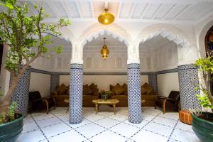 马拉喀什Riad La Vie的客厅配有沙发和桌子