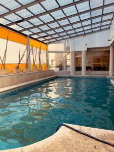 圣特雷西塔圣雷莫度假酒店 的一座带天花板的建筑中的游泳池