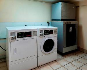 圣安东尼奥Red Roof Inn PLUS+ San Antonio Downtown - Riverwalk的厨房配有洗衣机和洗衣机。