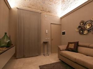 帕尔马Parma Centro House的带沙发和窗户的客厅