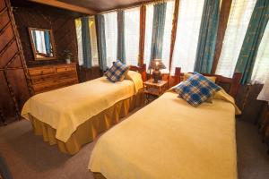明多第七天堂度假酒店的一间带两张床的卧室,位于带窗户的房间内