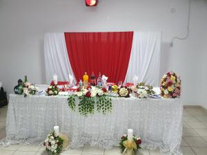 CîmpeniPENSIUNEA ANAIS的一张桌子上放着白色桌布和鲜花