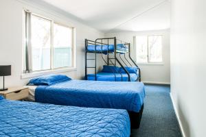 安娜湾斯蒂芬斯港度假酒店的一间卧室设有两张床和两个窗户。