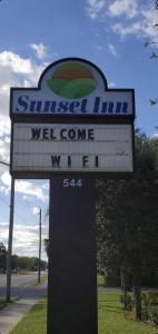 代托纳海滩Sunset Inn Daytona Beach的威利诺伊西州旅馆标志及迎宾标志
