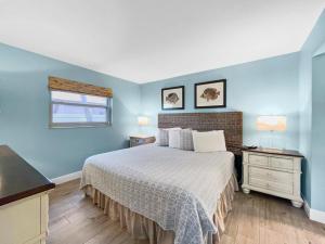 西耶斯塔岛Newly Fully Updated and Modern, Short Walk to BEACH的一间卧室设有一张大床和一个窗户。