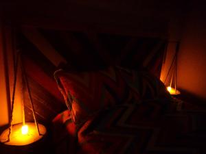 德尔迪阿布罗角Viudita del Diablo的黑暗的房间里一张带两个灯的床