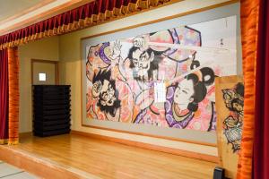 青森柳汤民宿的墙上的一幅大画