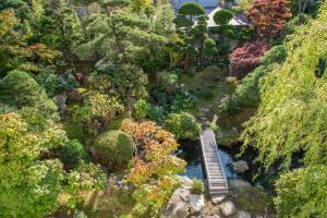 青森柳汤民宿的一座花园的模型,一座花园上设有一座河上的木桥