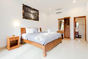 坎古Prama Beach Canggu by The Loka的一间卧室配有一张大床和镜子