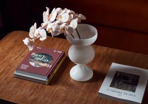 米尔顿The Rooms Milton的花瓶桌子和书