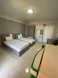 邦盛布拉法邦赛恩花园公寓式酒店的酒店客房设有两张床和一张桌子。