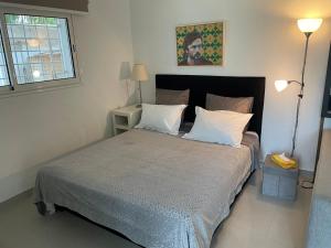 迦太基Appartement Studio à Carthage的卧室配有带白色枕头的大床