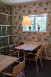 Bjästa纳特雷汽车旅馆的一间带桌椅和窗户的用餐室