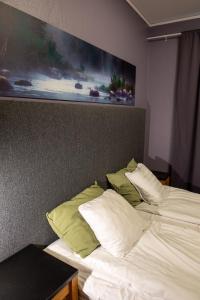 Bjästa纳特雷汽车旅馆的一间卧室设有两张床,墙上挂着一幅画