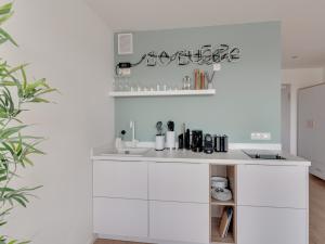 达姆施塔特limehome Darmstadt Wilhelminenstraße - Digital Access的白色的厨房配有白色橱柜和水槽