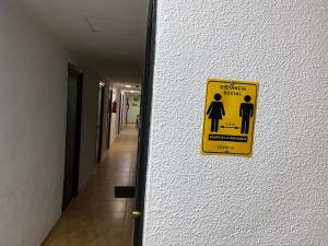 贝尼多姆PENSIÓN ROSA的走廊墙上的黄色标志