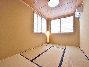 京都ShukuShuku的一个空房间,有光线和窗户