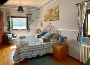 特雷梅佐La Dolce Vista的一间卧室设有一张大床和一个窗户。