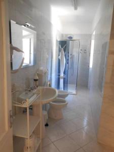 RigosoLe Camere della Piazza的浴室设有2个卫生间、水槽和淋浴。