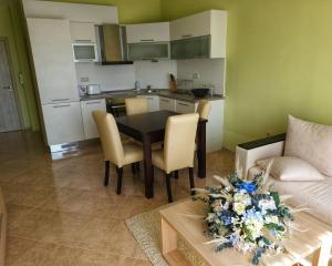 瓦尔纳Elegantz Apartments LaMer的客厅配有桌椅和沙发