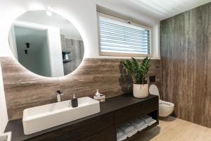 克拉尼斯卡戈拉Maison du Soleil的浴室设有白色水槽和镜子