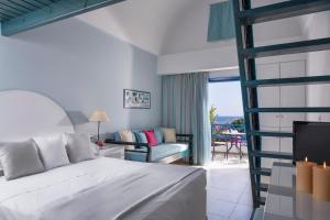 佩里萨维嘉杰拉海滩度假酒店的一间卧室设有一张床和一间客厅。