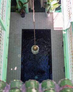拉巴特Riad Dar Rabiaa的浴室的顶部景色,水中有一个球