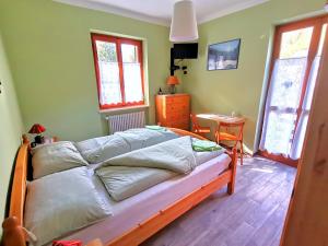 斯科佩洛ManuEbbasta的卧室配有床、桌子和窗户。