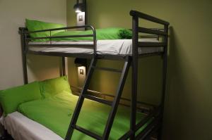 康威YHA康威酒店的一张沙发的房间里设有两张双层床