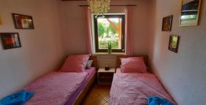 施奈塔赫Ferienwohnung Nikoll/Simon的带窗户的客房内的两张床