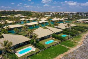 阿奎拉兹Dom Pedro Laguna Beach Resort & Golf的享有度假胜地的空中景致,设有2个游泳池