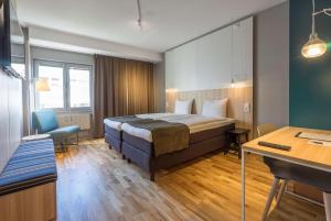 斯德哥尔摩希斯塔斯堪的克酒店的配有一张床和一张书桌的酒店客房